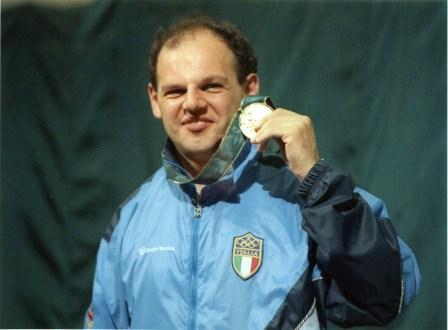 Roberto Di Donna con la medaglia al collo. Foto presa da www.fiammegialle.org