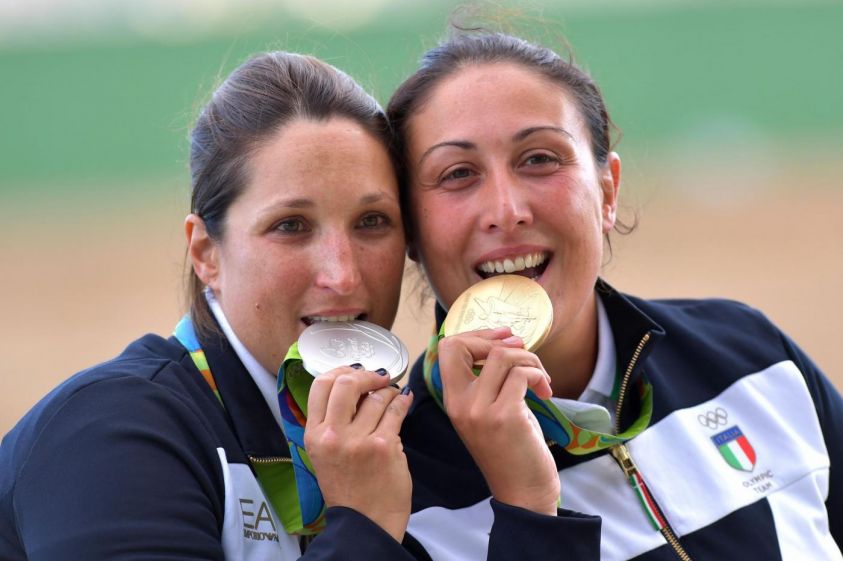 Chiara Cainero (sinistra) e Diana Bacosi (destra) festeggiano sul podio olimpico (fonte foto: Nanopress)