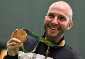 Campriani sorride mostrando la medaglia vinta a Rio 2016