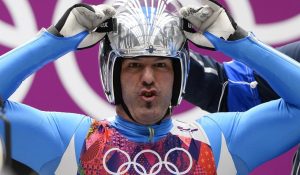 Armin Zoeggler si prepara alla discesa in una gara olimpica di Slittino