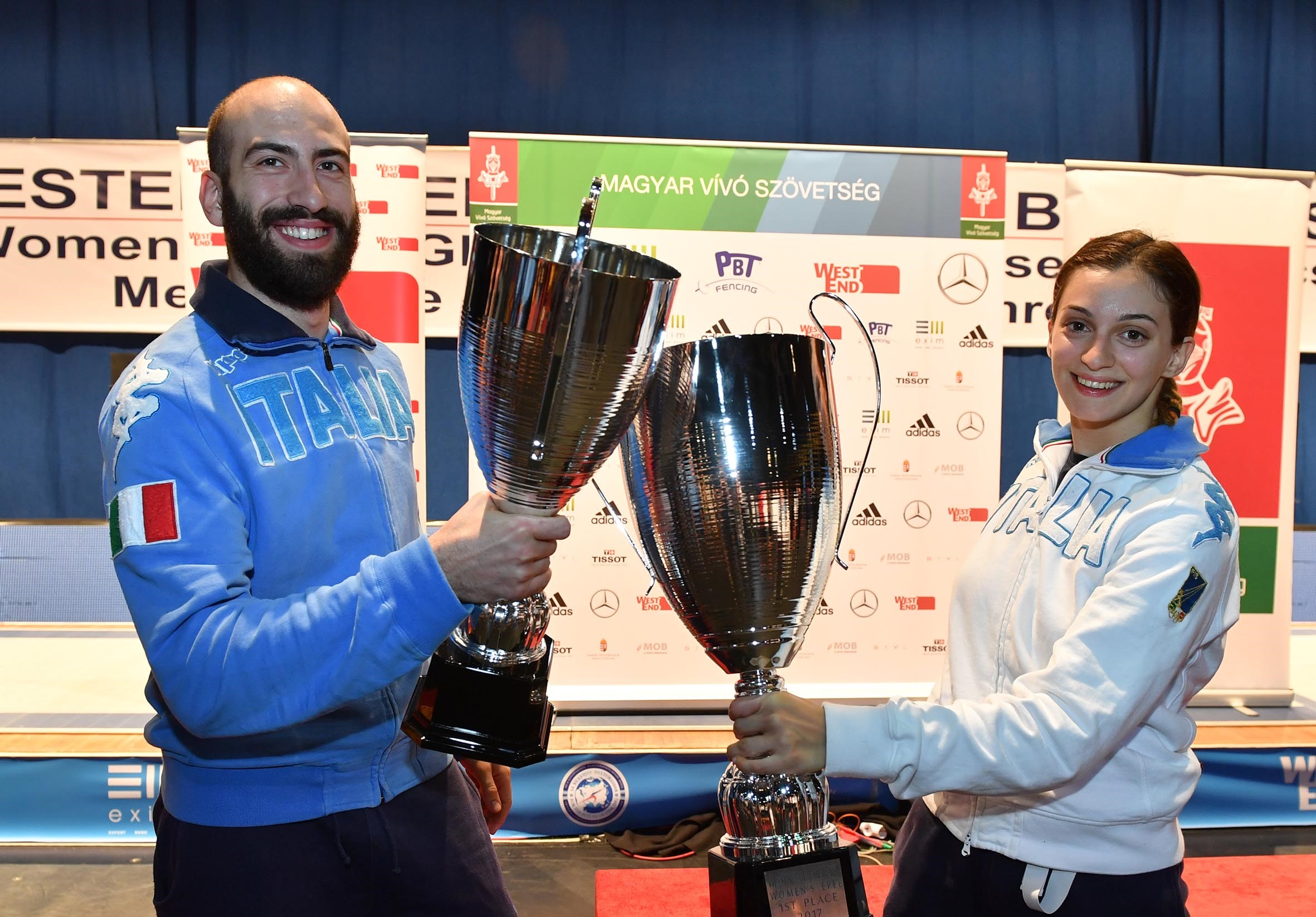 Rossella Fiamingo, prima, e Andrea Santarelli, terzo, festeggiano il successo azzurro nella Coppa del mondo di spada nella tappa di Budapest 