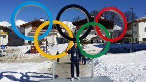 Maurizio Oioli sotto ai cinque cerchi delle Olimpiadi invernali di Sochi 2014 - skeleton italia