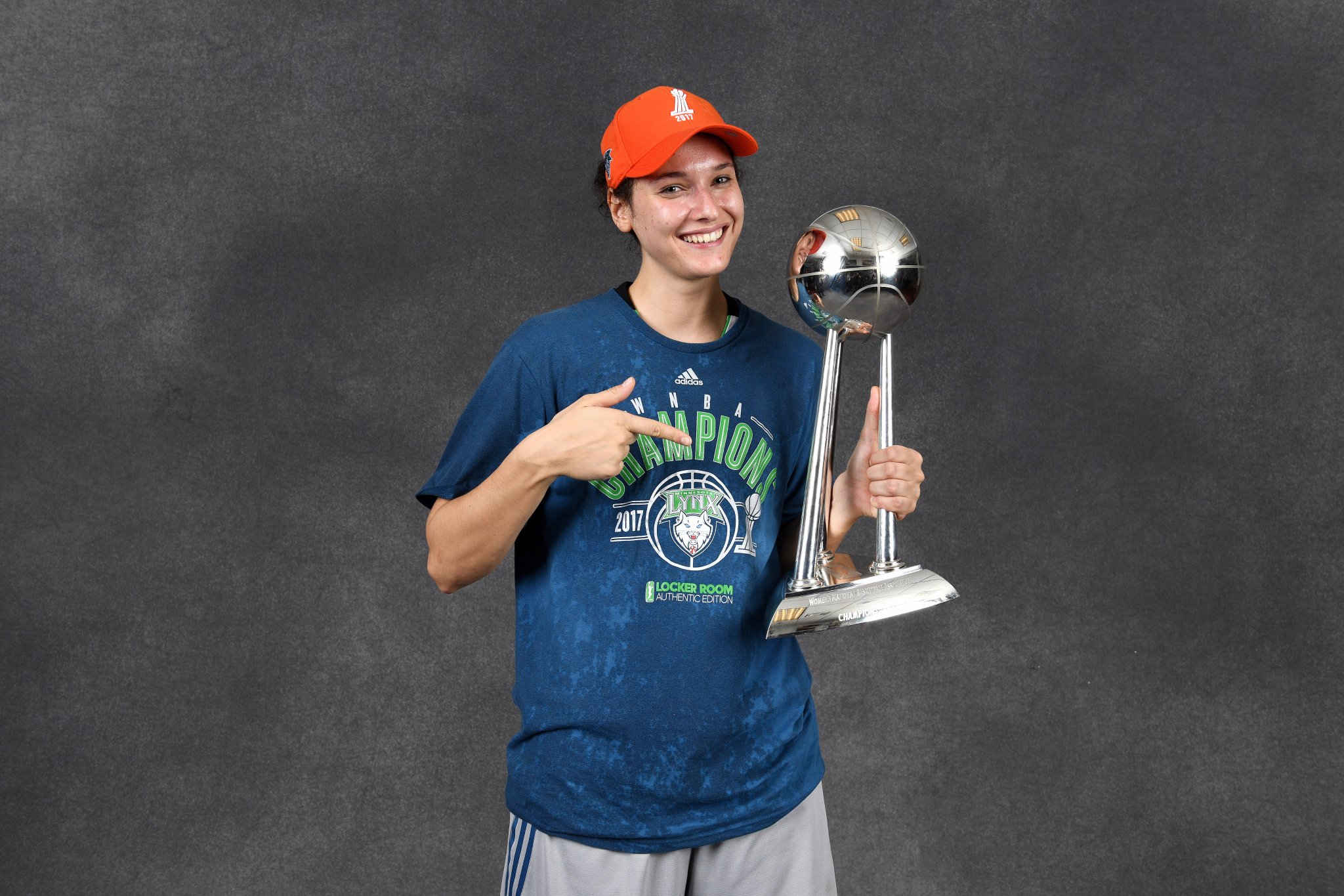 Cecilia Zandalasini fotografata con il trofeo WNBA
