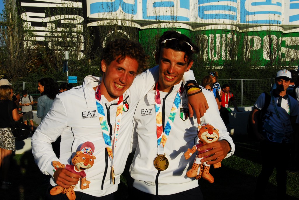 Alberto Zamariola e Nicolas Castelnovo festeggiano la medaglia d'oro nel due senza di canottaggio ai Giochi Olimpici Giovanili 2018 di Buenos Aires
