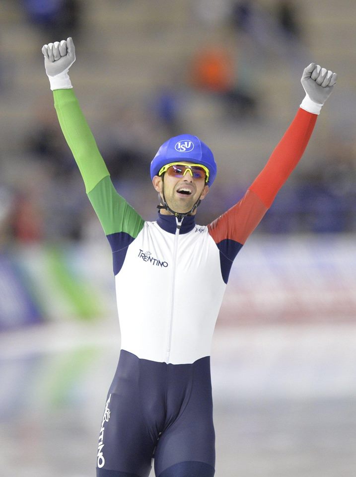 Andrea Giovannini alza le mani al cielo dopo la vittoria nella gara di Mass Start nella tappa di Coppa del Mondo in Giappone