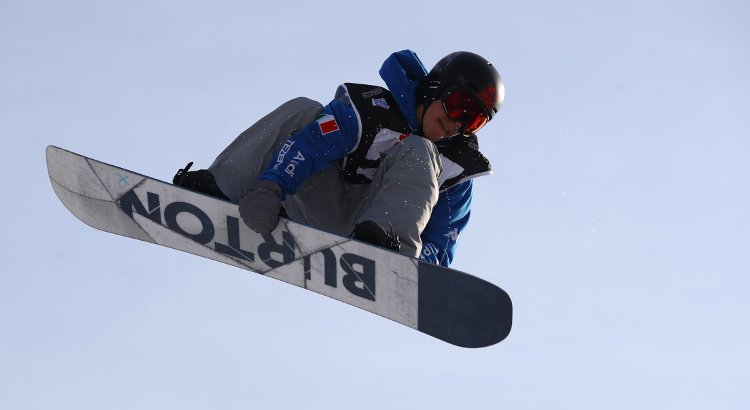 Emil Zulian in azione durante un salto sul suo snowboard