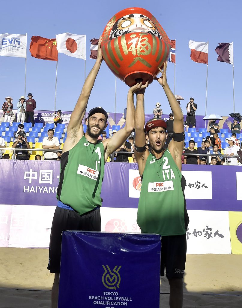 Daniele Lupo & Paolo Nicolai alzano il trofeo per la vittoria del preolimpico in Cina