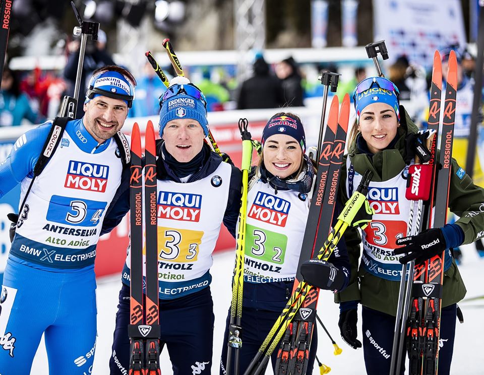 Dominik Windisch, Lukas Hofer, Dorothea Wierer e Lisa Vittozzi, in posa, all'arrivo della staffetta mista dei Mondiali di biathlon di Anterselva 2020