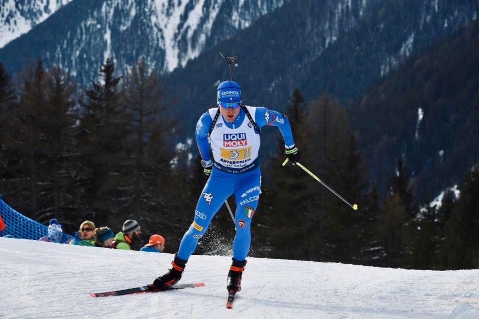 Lukas Hofer in gara nella staffetta mista di Anterselva: l'azzurro spinge sugli sci.