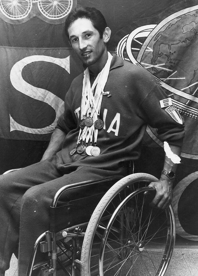 Roberto Marson in posa, in carrozzina, con le medaglie conquistate