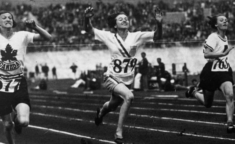 In foto, l'oro Elizabeth Robinson ai Giochi olimpici di Amsterdam 1928
